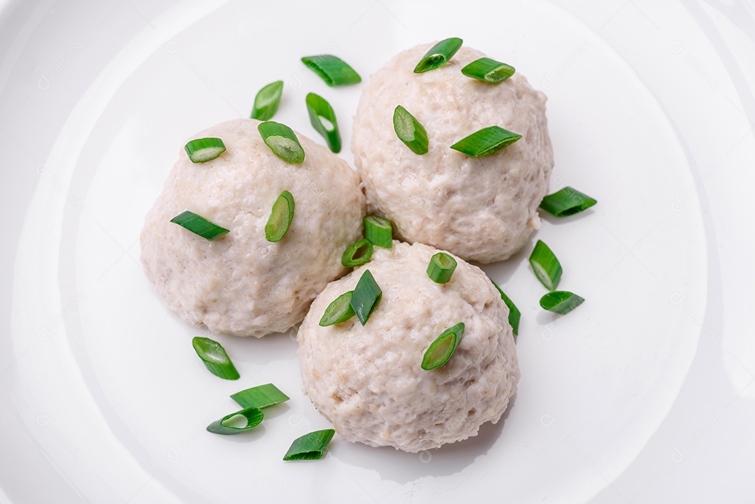 Deliciosas costeletas de frango cozidas no vapor ou almôndegas picadas. Prato de comida dietética