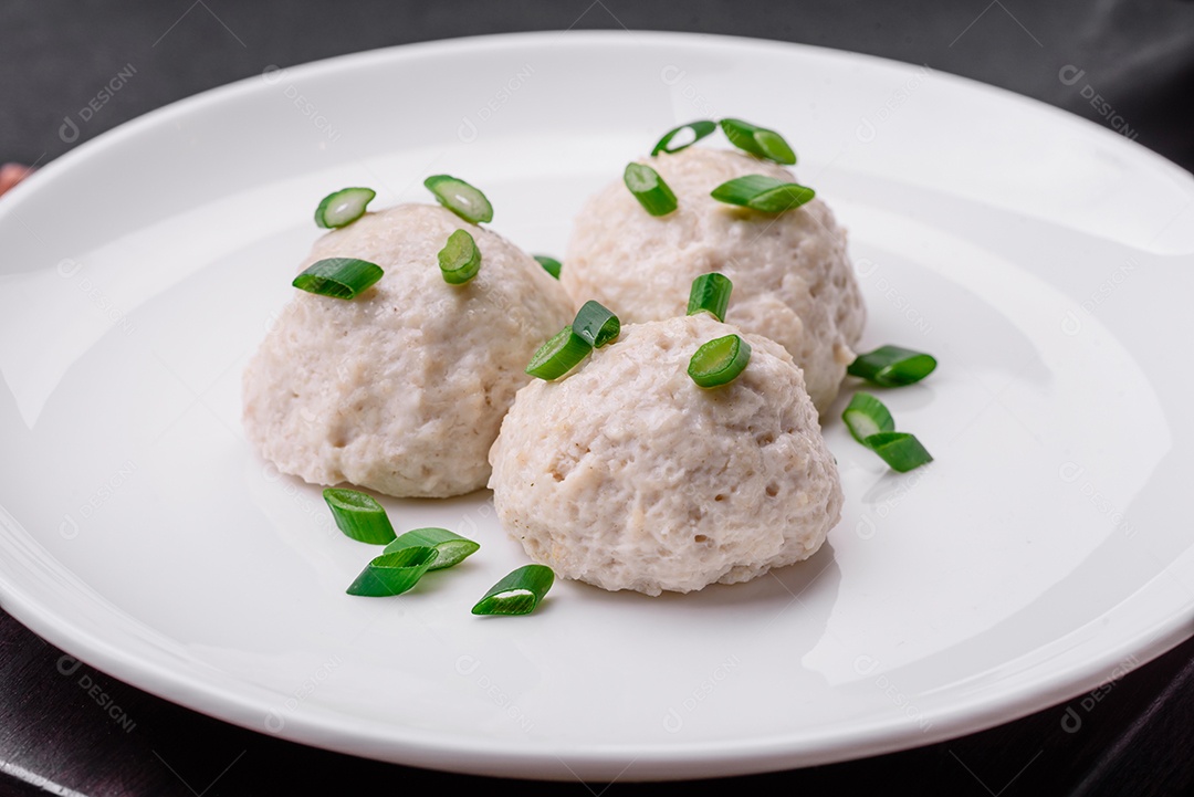 Deliciosas costeletas de frango cozidas no vapor ou almôndegas picadas. Prato de comida dietética