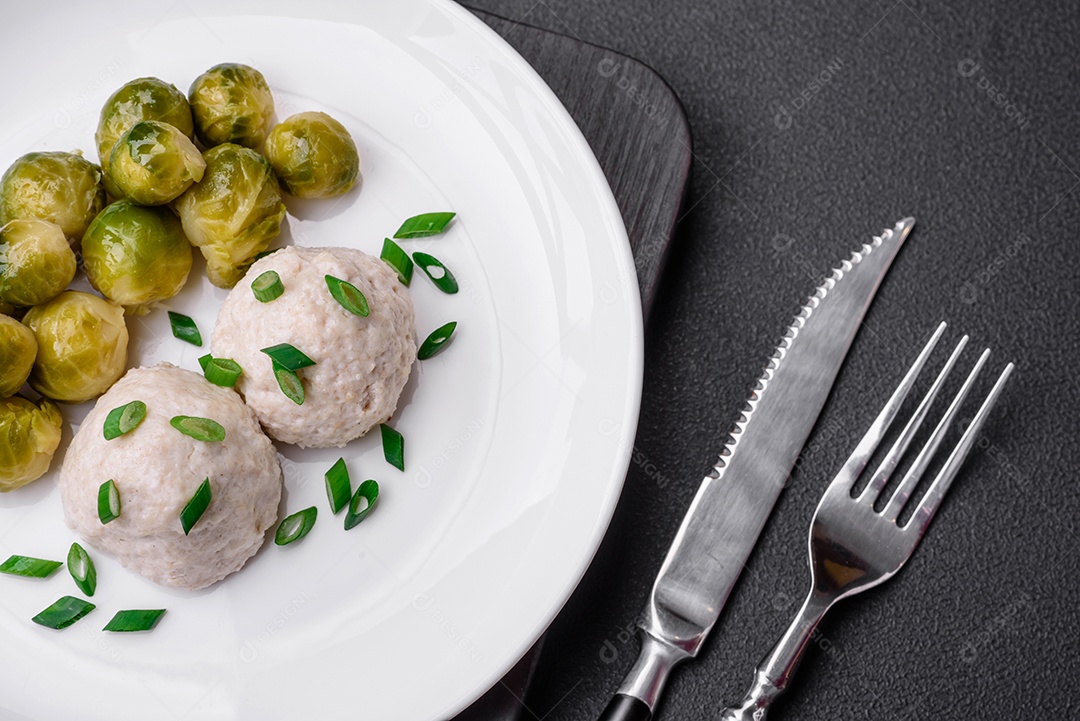 Deliciosas costeletas de frango cozidas no vapor ou almôndegas picadas. Prato de comida dietética