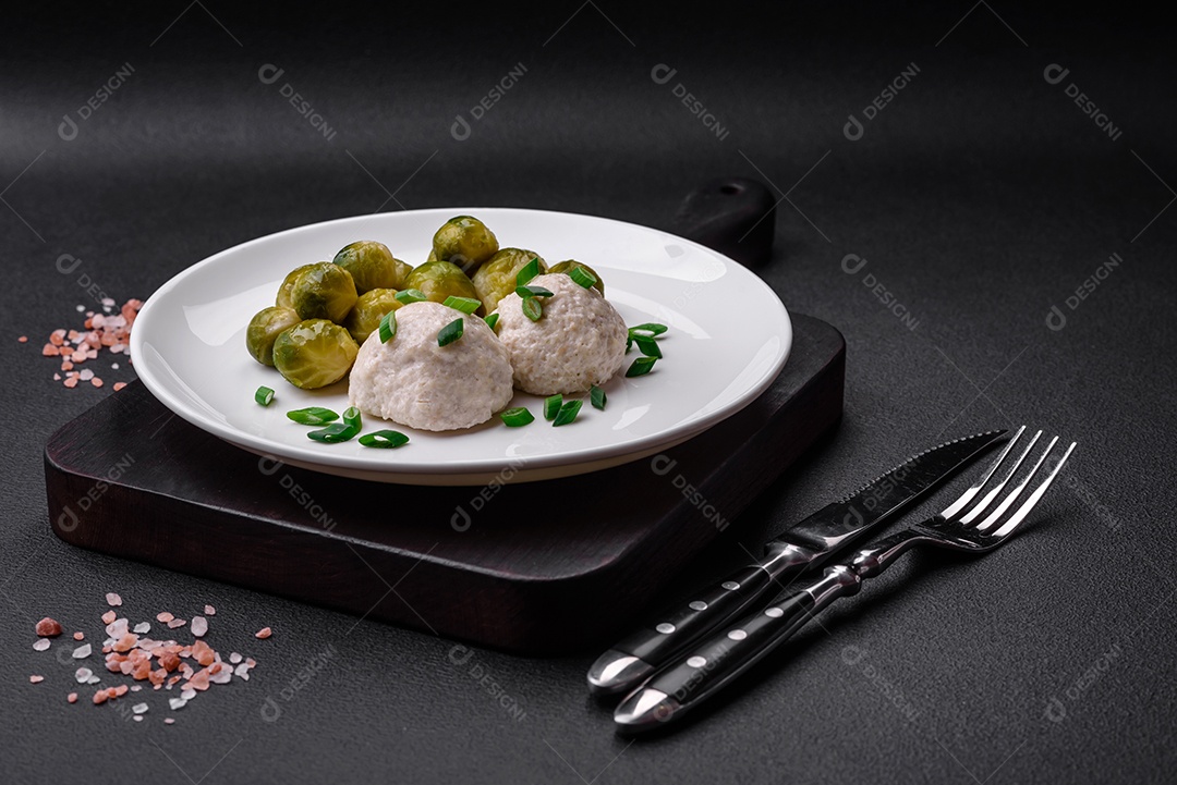 Deliciosas costeletas de frango cozidas no vapor ou almôndegas picadas. Prato de comida dietética