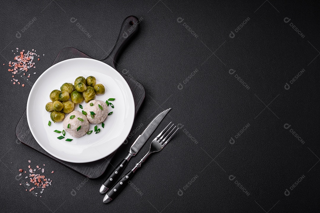 Deliciosas costeletas de frango cozidas no vapor ou almôndegas picadas. Prato de comida dietética