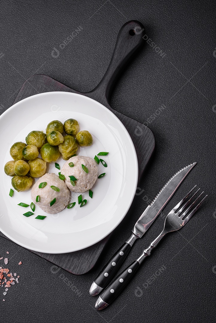 Deliciosas costeletas de frango cozidas no vapor ou almôndegas picadas. Prato de comida dietética