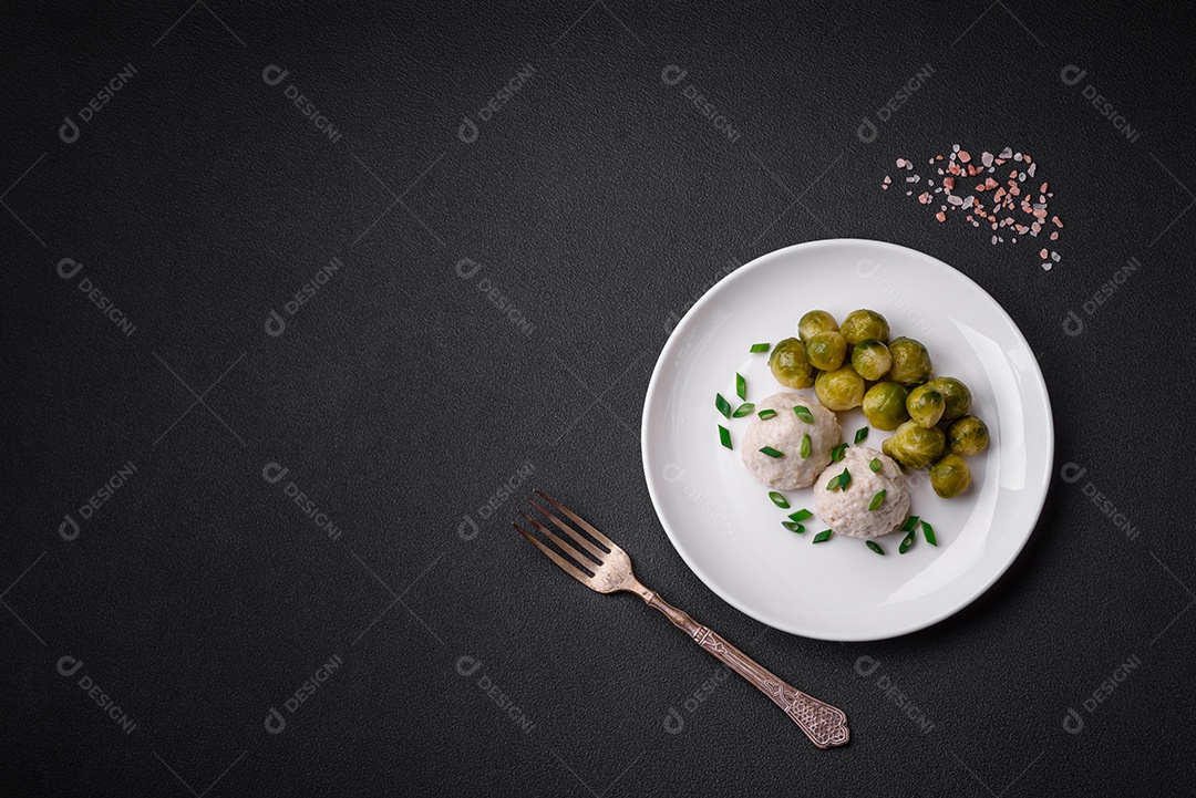 Deliciosas costeletas de frango cozidas no vapor ou almôndegas picadas. Prato de comida dietética