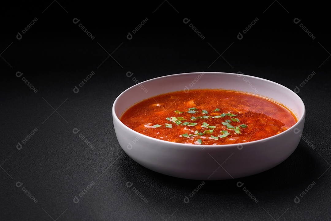 Delicioso borscht ucraniano fresco com beterraba, cenoura e repolho. Prato vegetariano