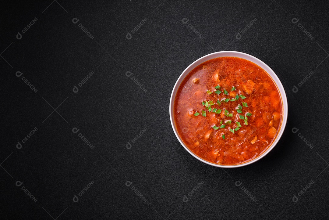 Delicioso borscht ucraniano fresco com beterraba, cenoura e repolho. Prato vegetariano