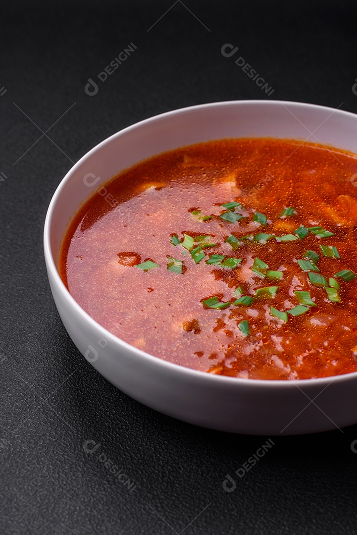 Delicioso borscht ucraniano fresco com beterraba, cenoura e repolho. Prato vegetariano