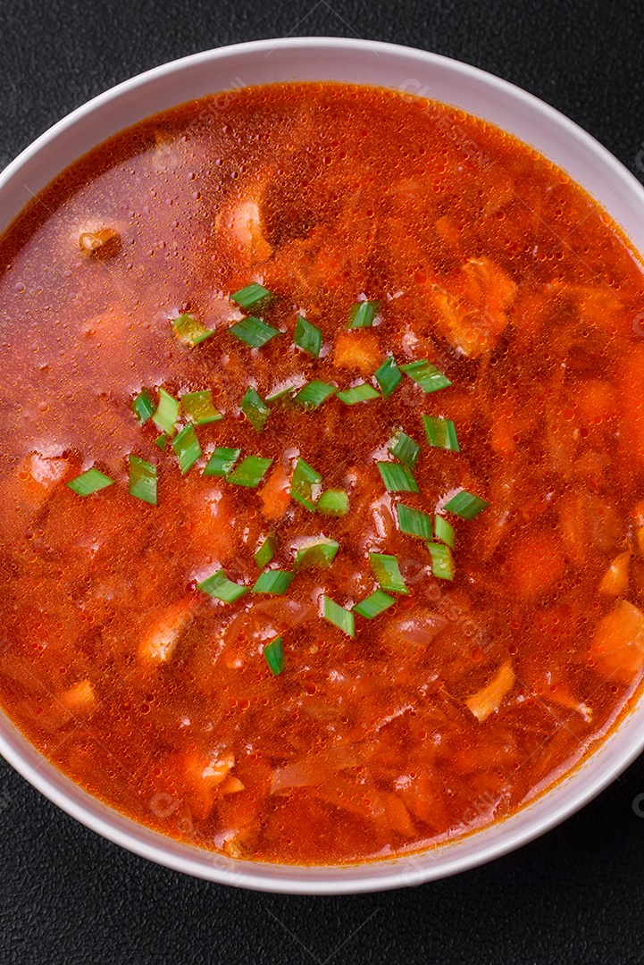 Delicioso borscht ucraniano fresco com beterraba, cenoura e repolho. Prato vegetariano