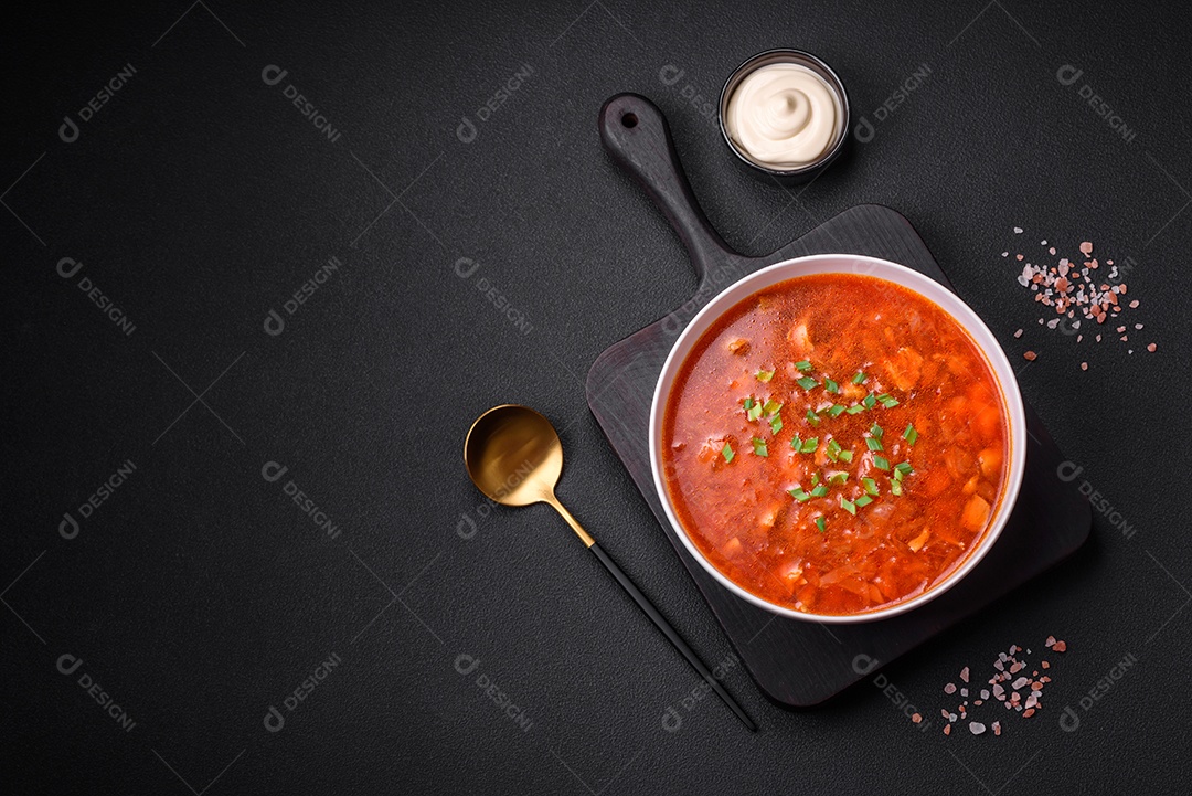 Delicioso borscht ucraniano fresco com beterraba, cenoura e repolho. Prato vegetariano