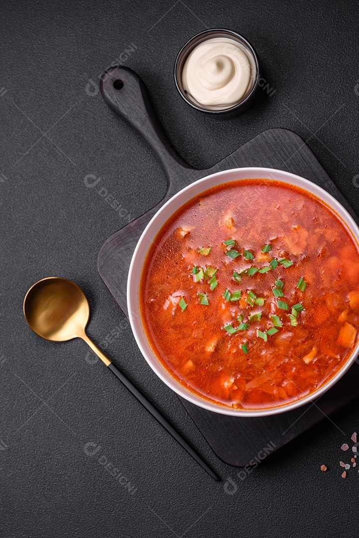 Delicioso borscht ucraniano fresco com beterraba, cenoura e repolho. Prato vegetariano