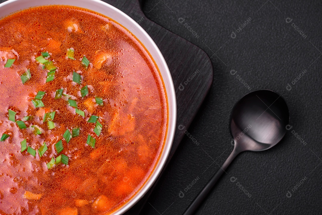 Delicioso borscht ucraniano fresco com beterraba, cenoura e repolho. Prato vegetariano