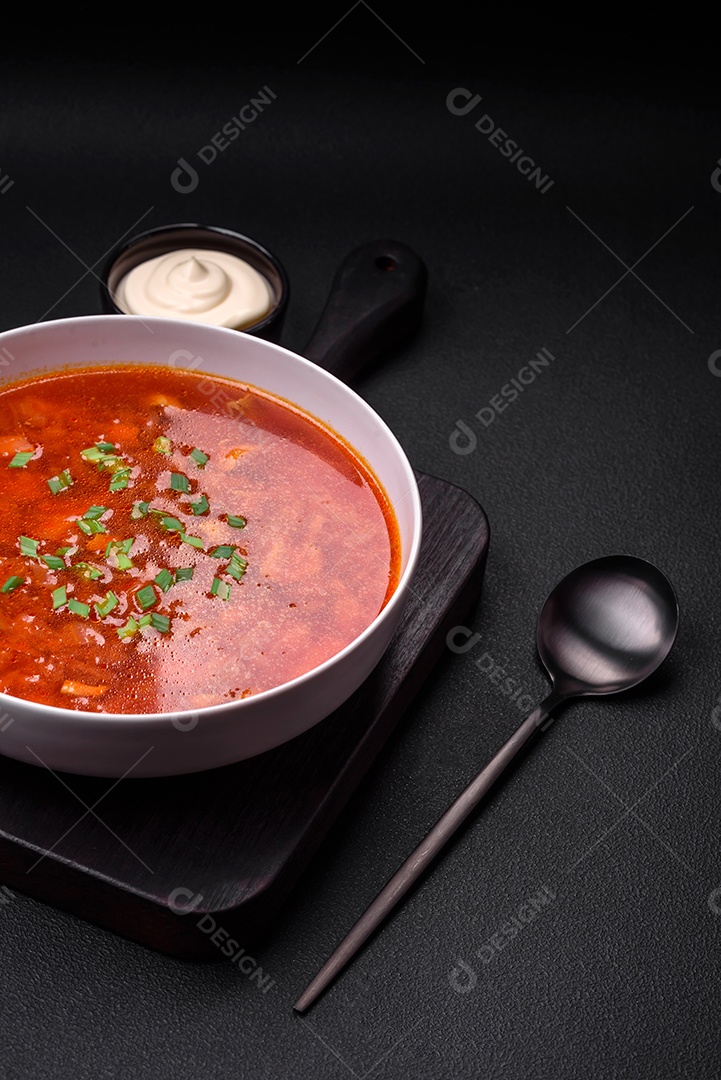 Delicioso borscht ucraniano fresco com beterraba, cenoura e repolho. Prato vegetariano