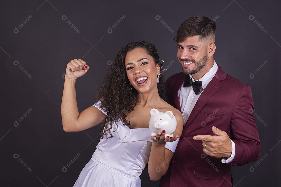 Casal felizes e apaixonados casando