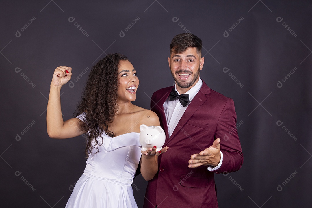 Casal felizes e apaixonados casando