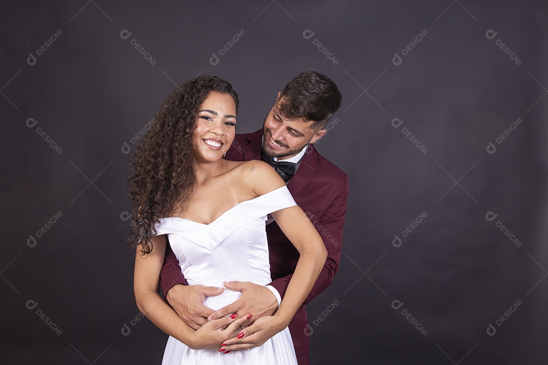 Casal felizes e apaixonados casando