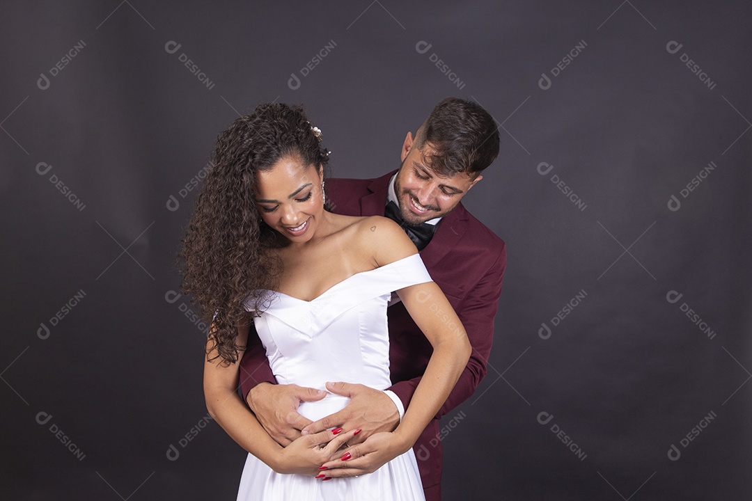 Casal felizes e apaixonados casando