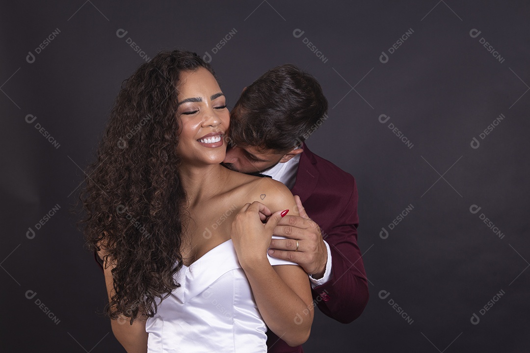 Casal felizes e apaixonados casando