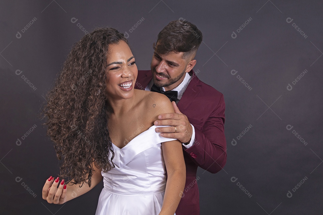 Casal felizes e apaixonados casando