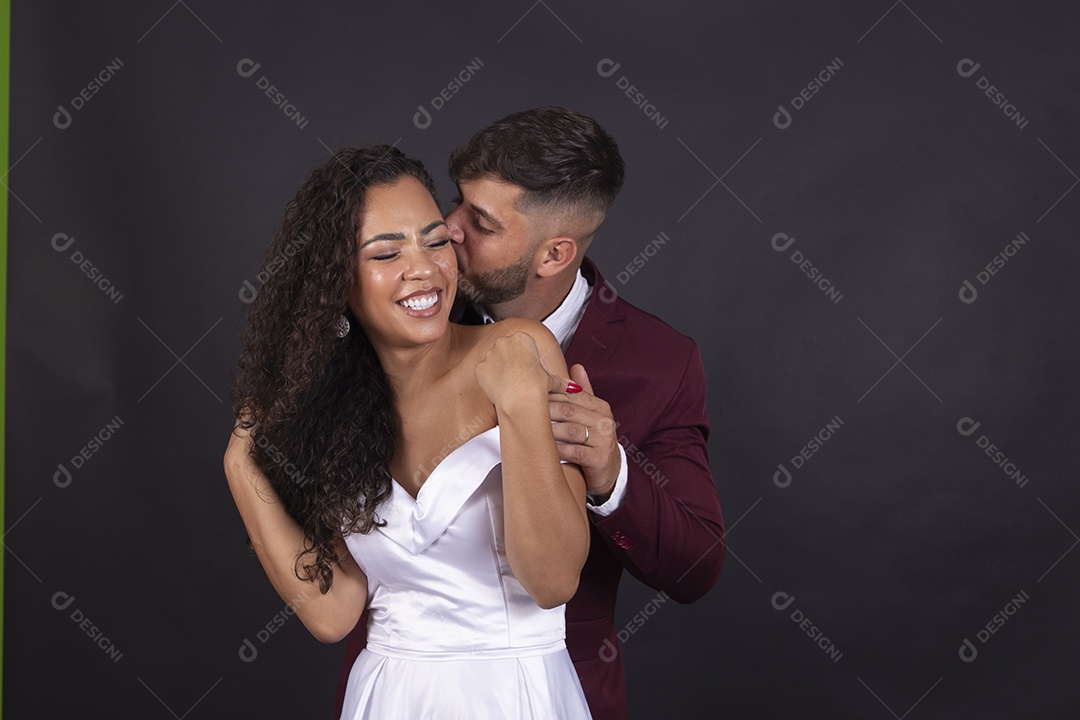 Casal felizes e apaixonados casando