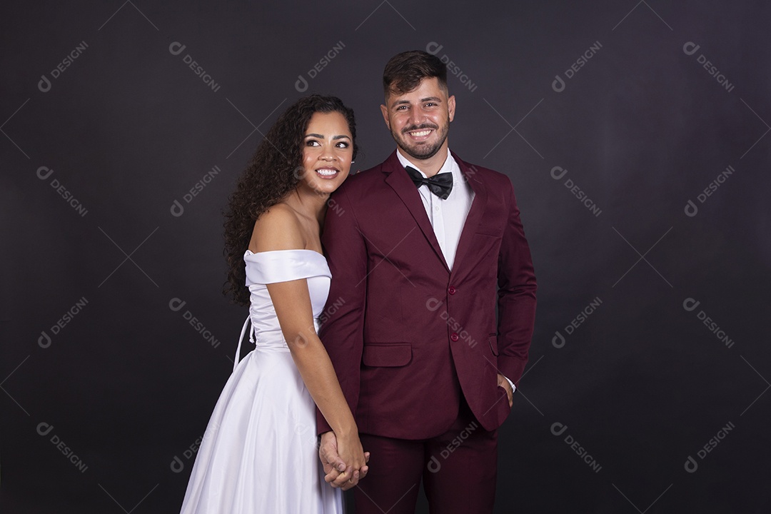 Casal felizes e apaixonados casando