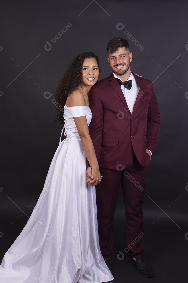 Casal felizes e apaixonados casando