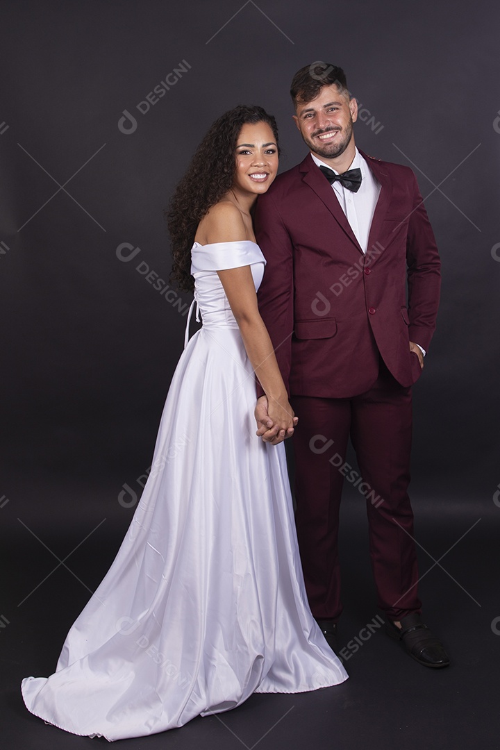 Casal felizes e apaixonados casando