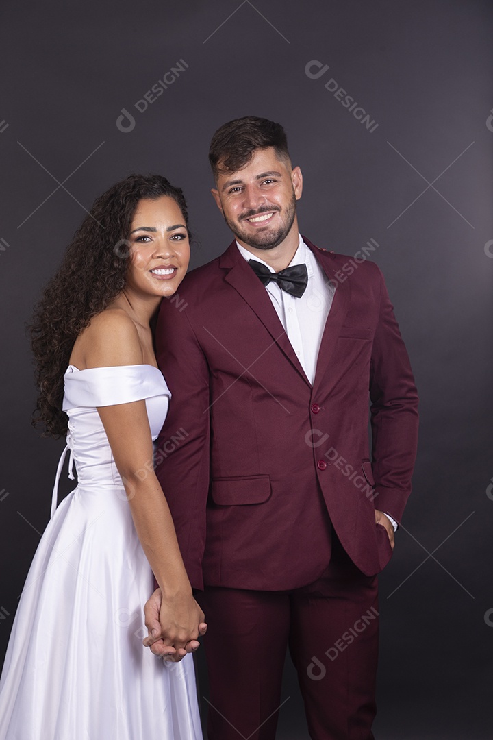 Casal felizes e apaixonados casando