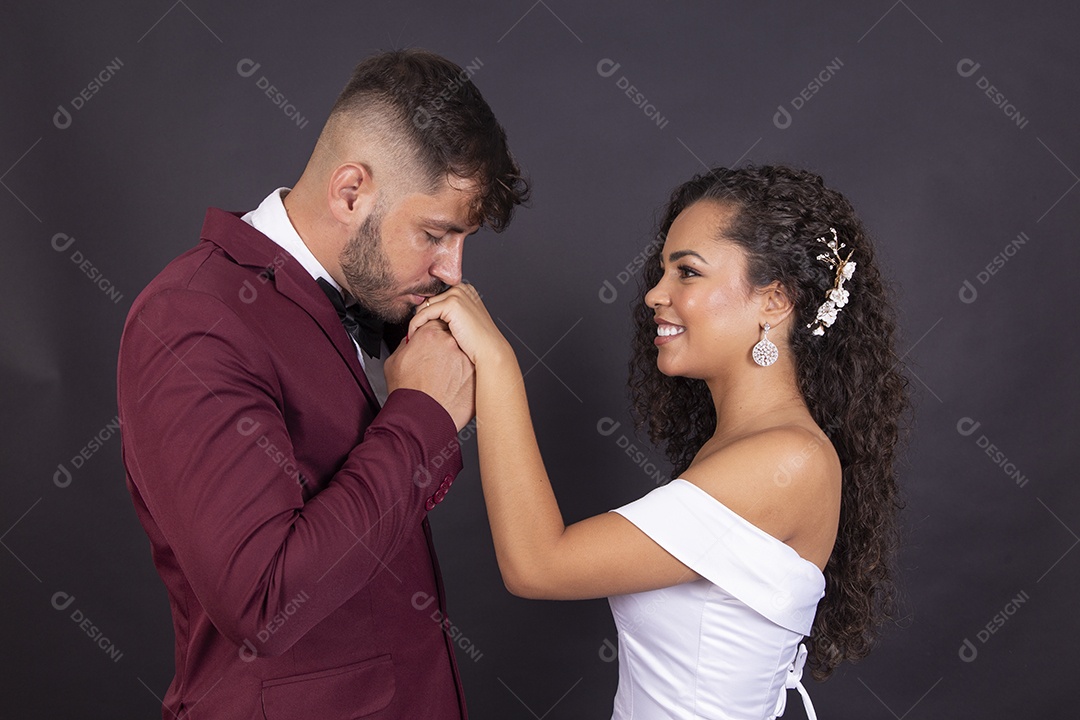 Casal felizes e apaixonados casando