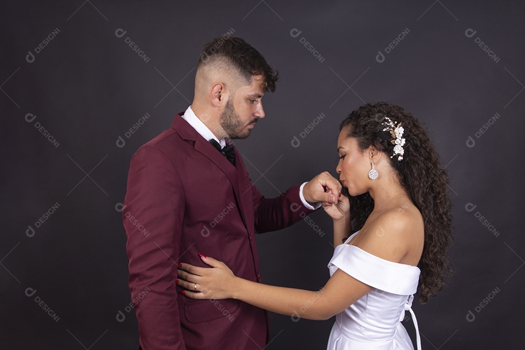 Casal felizes e apaixonados casando