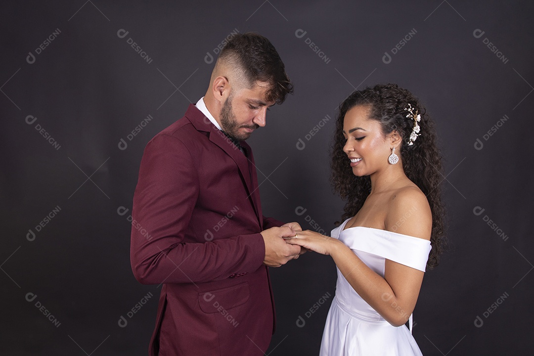 Casal felizes e apaixonados casando