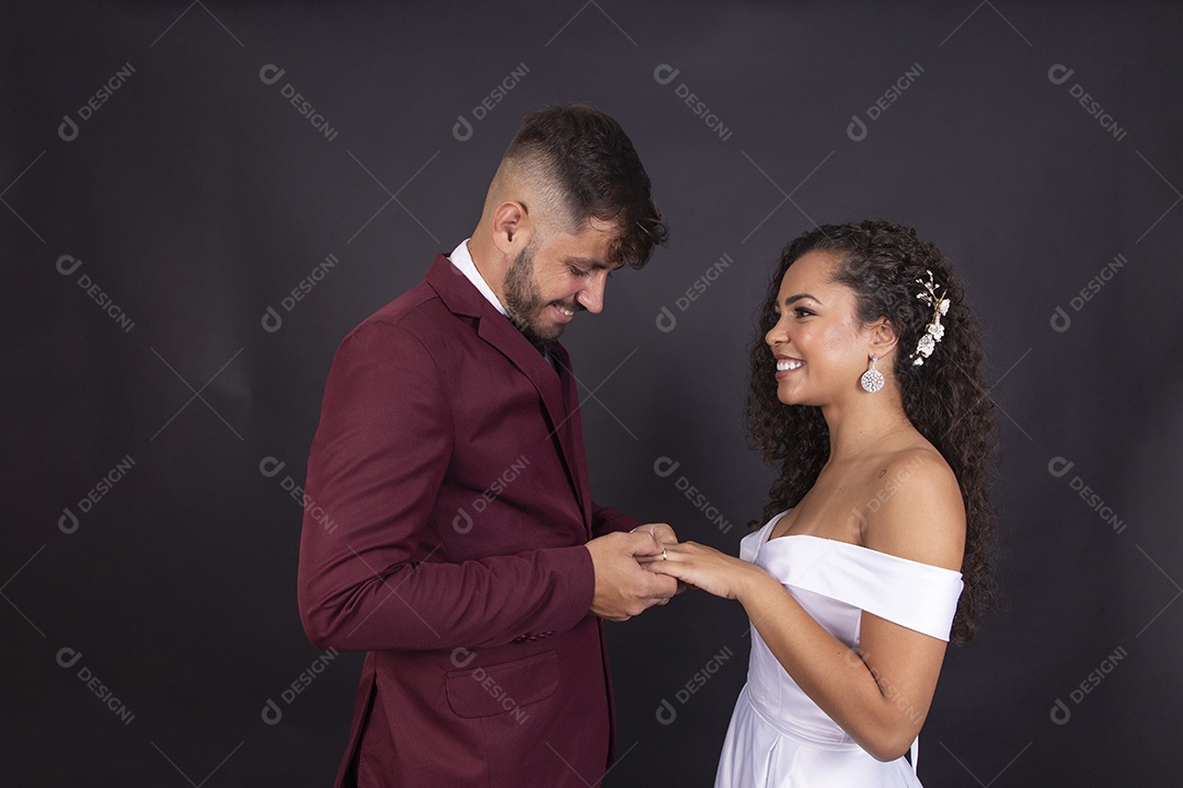 Casal felizes e apaixonados casando