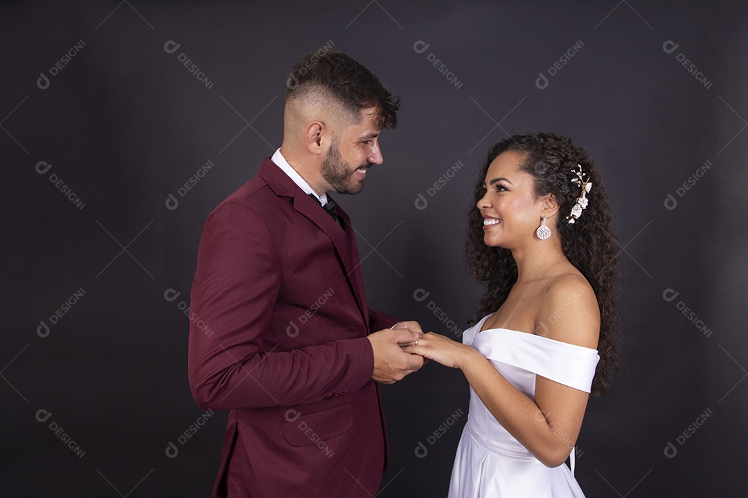 Casal felizes e apaixonados casando