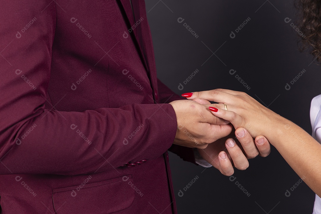 Casal felizes e apaixonados casando