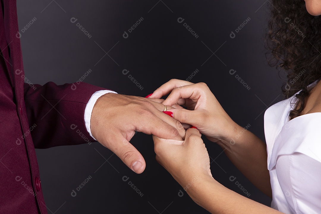 Casal felizes e apaixonados casando