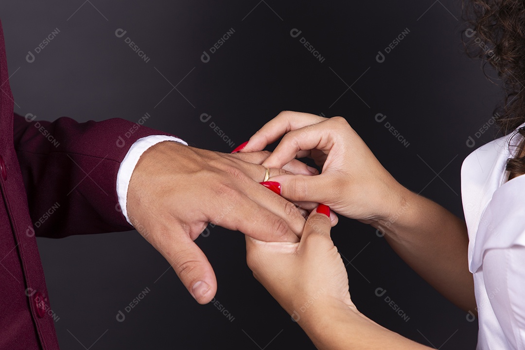 Casal felizes e apaixonados casando