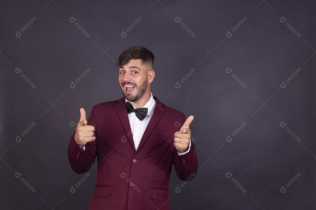 Homem jovem usando terno sobre fundo isolado