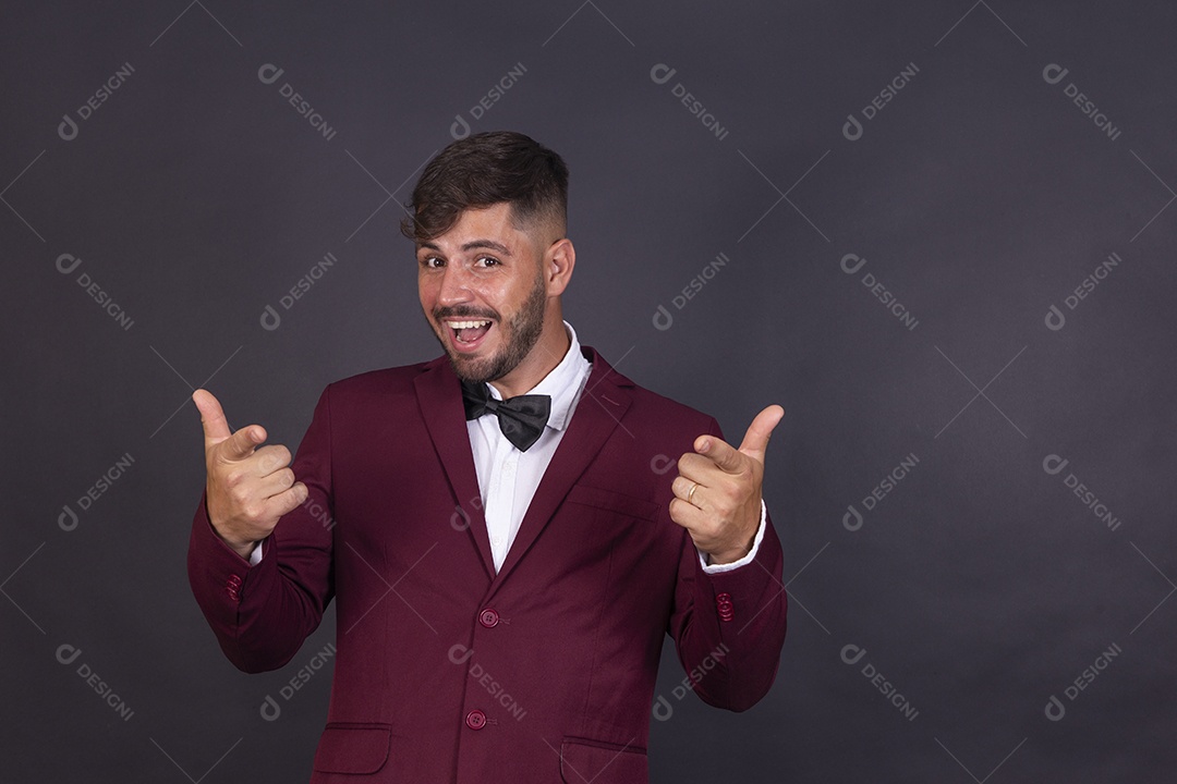 Homem jovem usando terno sobre fundo isolado