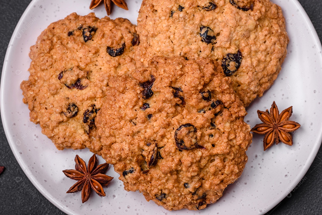 Deliciosos biscoitos de aveia assados ​​em um fundo escuro de concreto. Doces no café da manhã