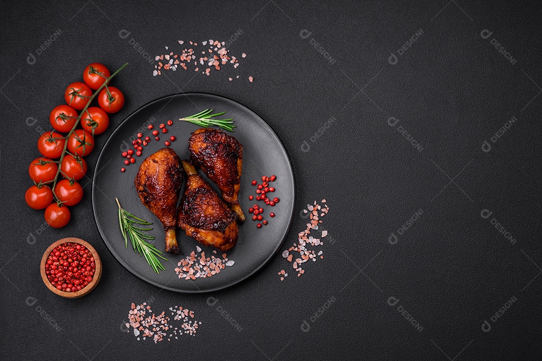 Deliciosas pernas de frango grelhado com especiarias e ervas em molho teriyaki sobre um fundo escuro de concreto