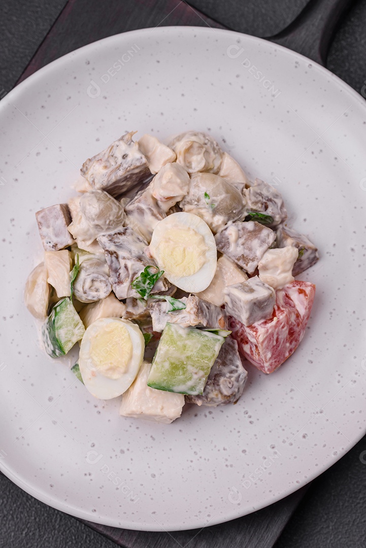 Deliciosa salada vegana de legumes frescos de tomate, pepino e rabanete com sal e especiarias sobre um fundo escuro de concreto