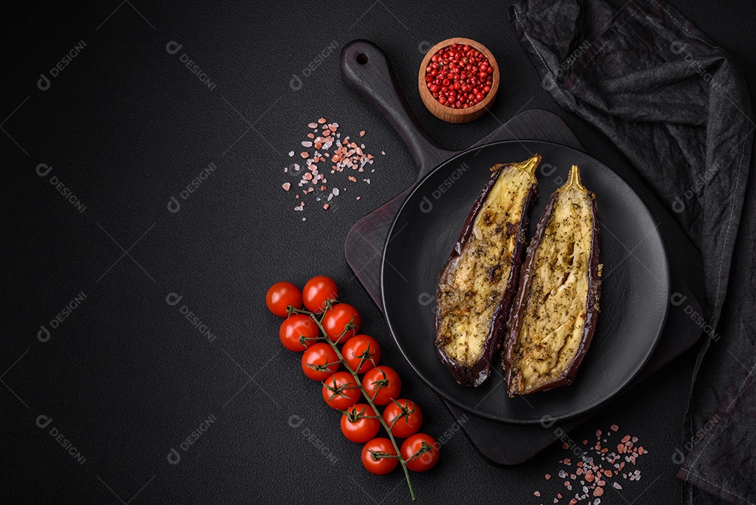 Deliciosa abobrinha cortada em duas metades assada com sal, especiarias e ervas sobre um fundo escuro de concreto