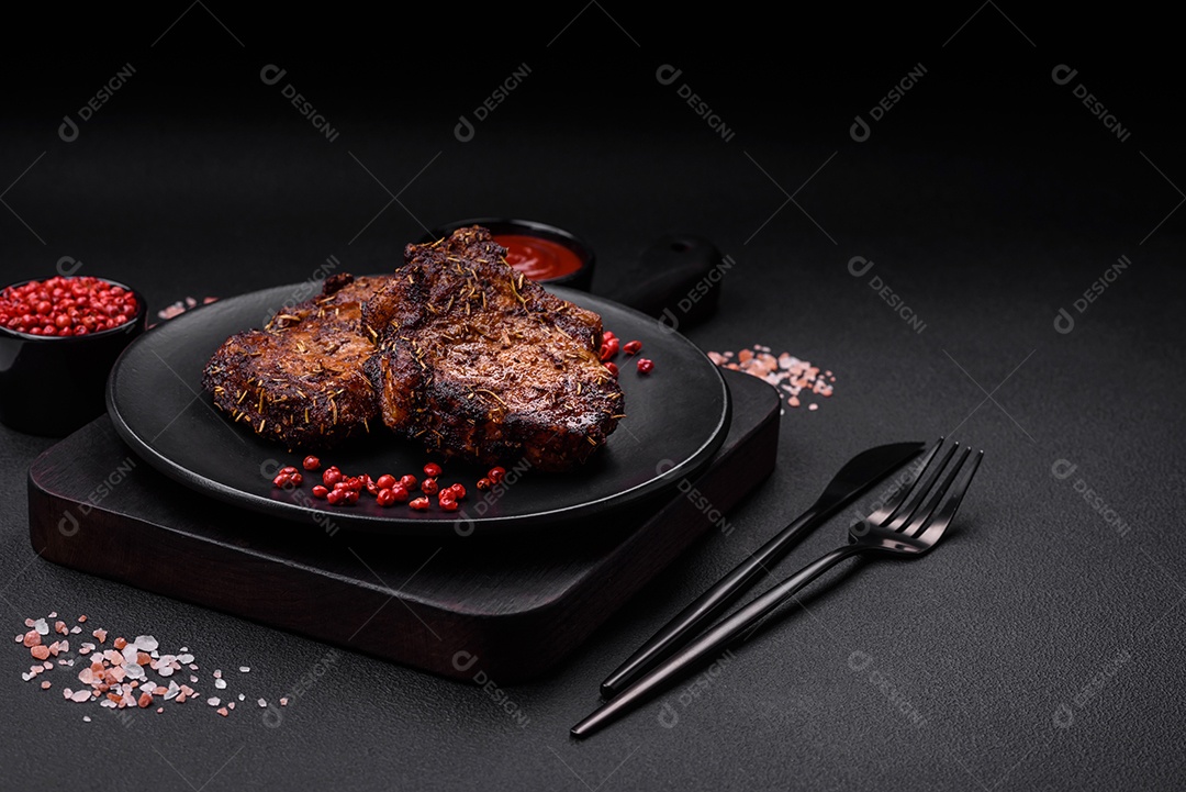 Deliciosas pernas de frango grelhado com especiarias e ervas em molho teriyaki sobre um fundo escuro de concreto