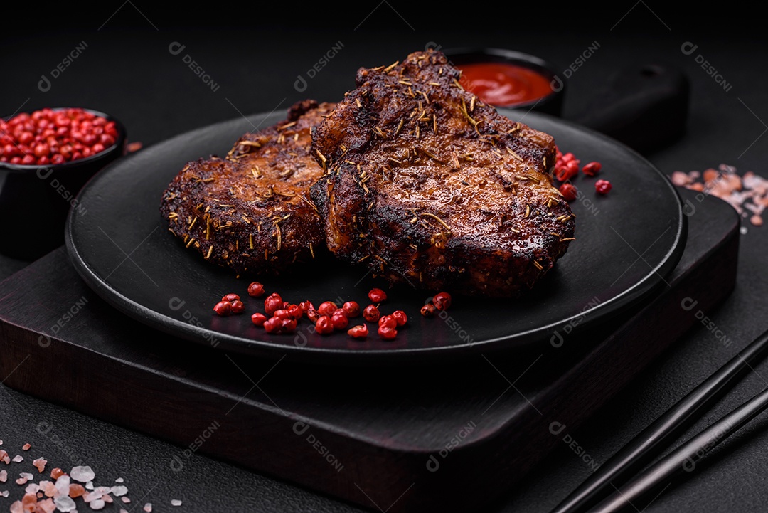 Deliciosas pernas de frango grelhado com especiarias e ervas em molho teriyaki sobre um fundo escuro de concreto