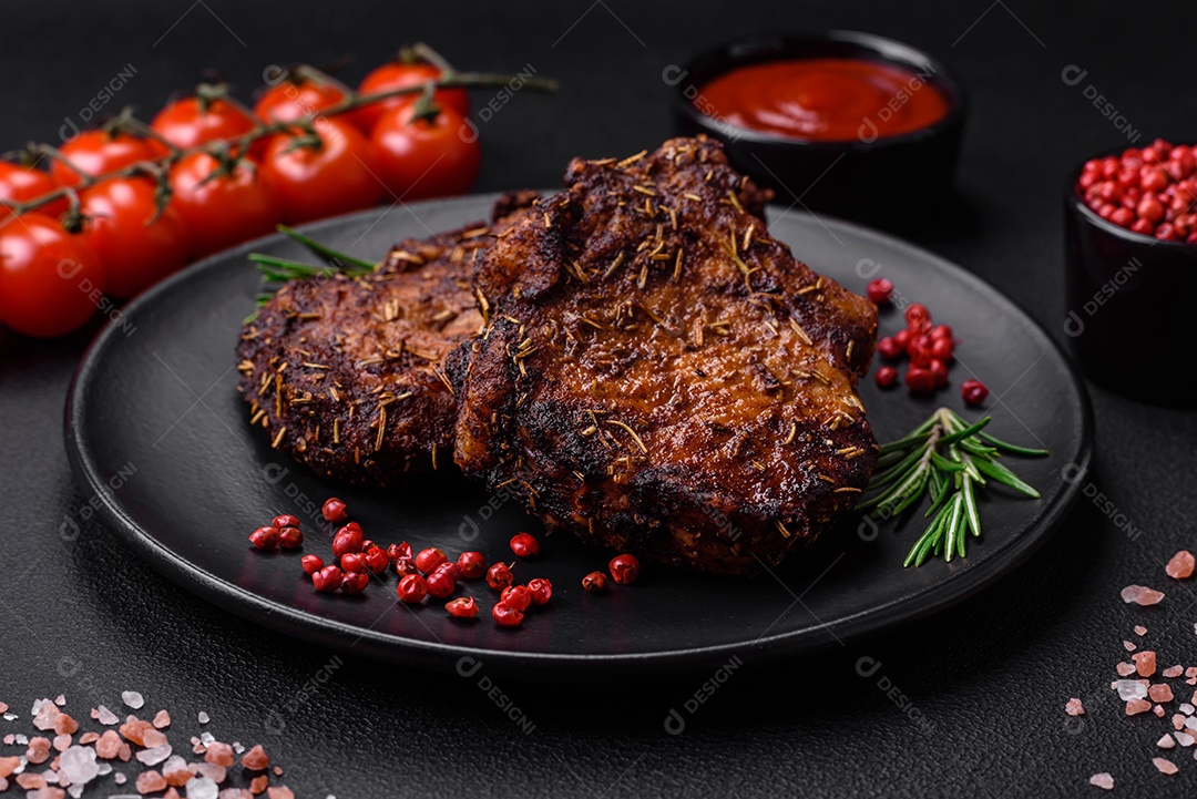 Deliciosas pernas de frango grelhado com especiarias e ervas em molho teriyaki sobre um fundo escuro de concreto