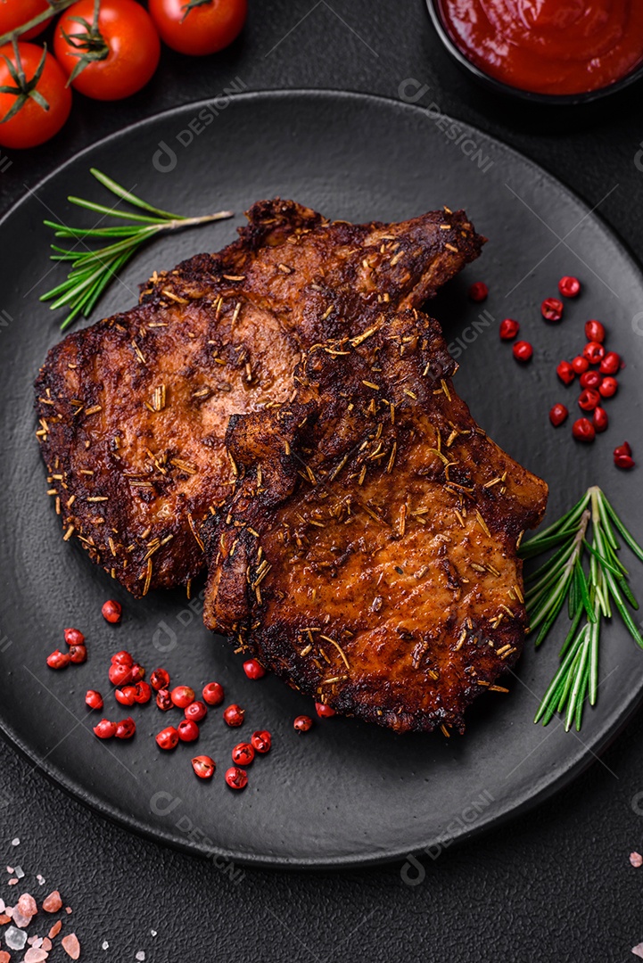 Deliciosas pernas de frango grelhado com especiarias e ervas em molho teriyaki sobre um fundo escuro de concreto