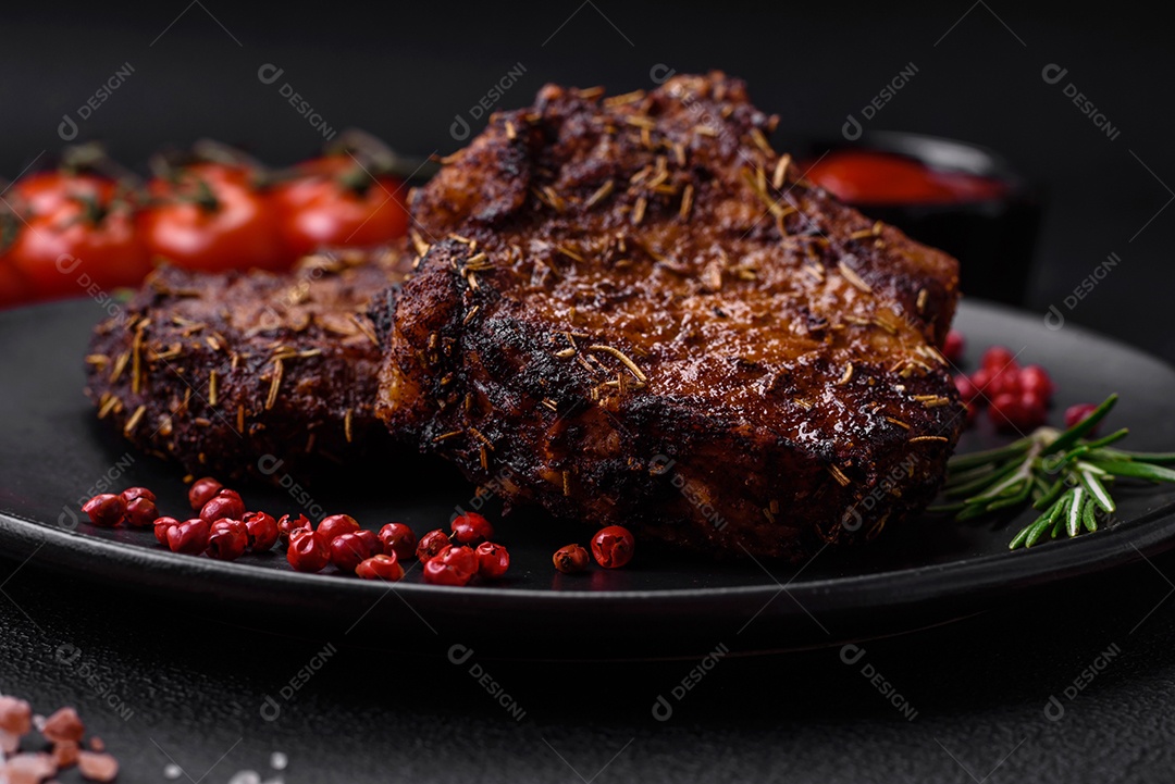 Deliciosas pernas de frango grelhado com especiarias e ervas em molho teriyaki sobre um fundo escuro de concreto