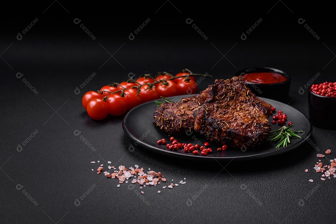 Deliciosas pernas de frango grelhado com especiarias e ervas em molho teriyaki sobre um fundo escuro de concreto