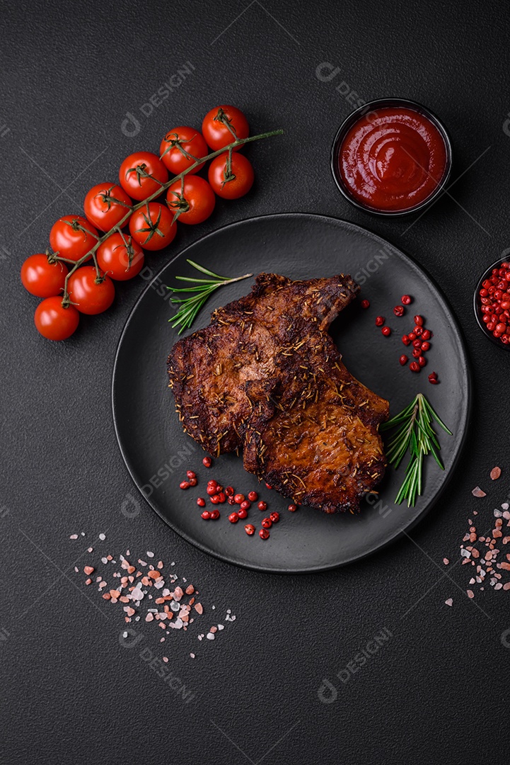 Deliciosas pernas de frango grelhado com especiarias e ervas em molho teriyaki sobre um fundo escuro de concreto