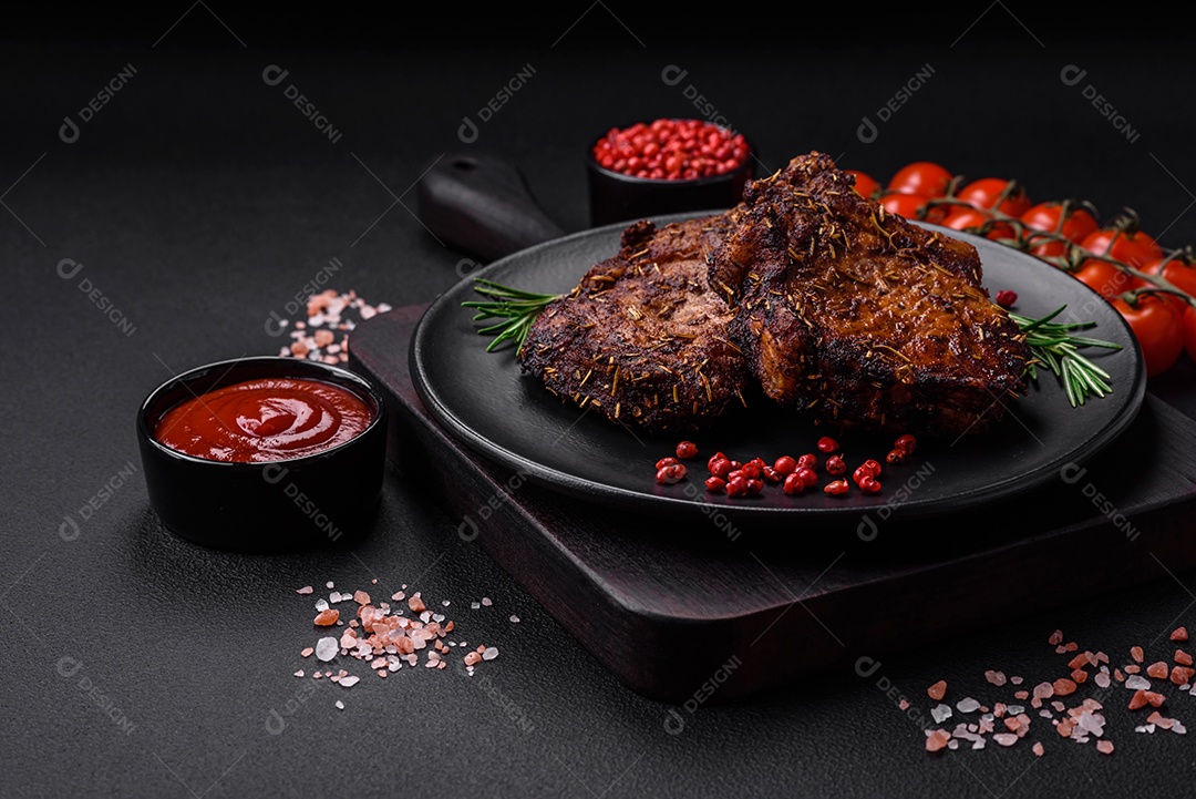 Deliciosas pernas de frango grelhado com especiarias e ervas em molho teriyaki sobre um fundo escuro de concreto