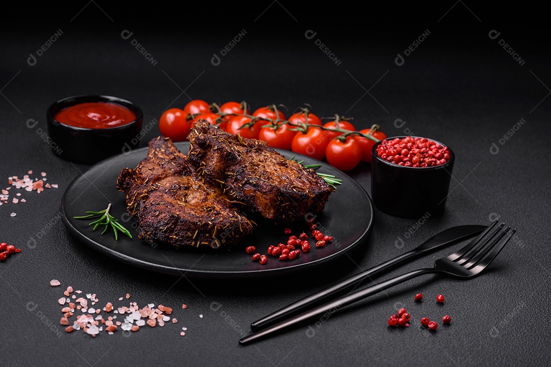 Deliciosas pernas de frango grelhado com especiarias e ervas em molho teriyaki sobre um fundo escuro de concreto