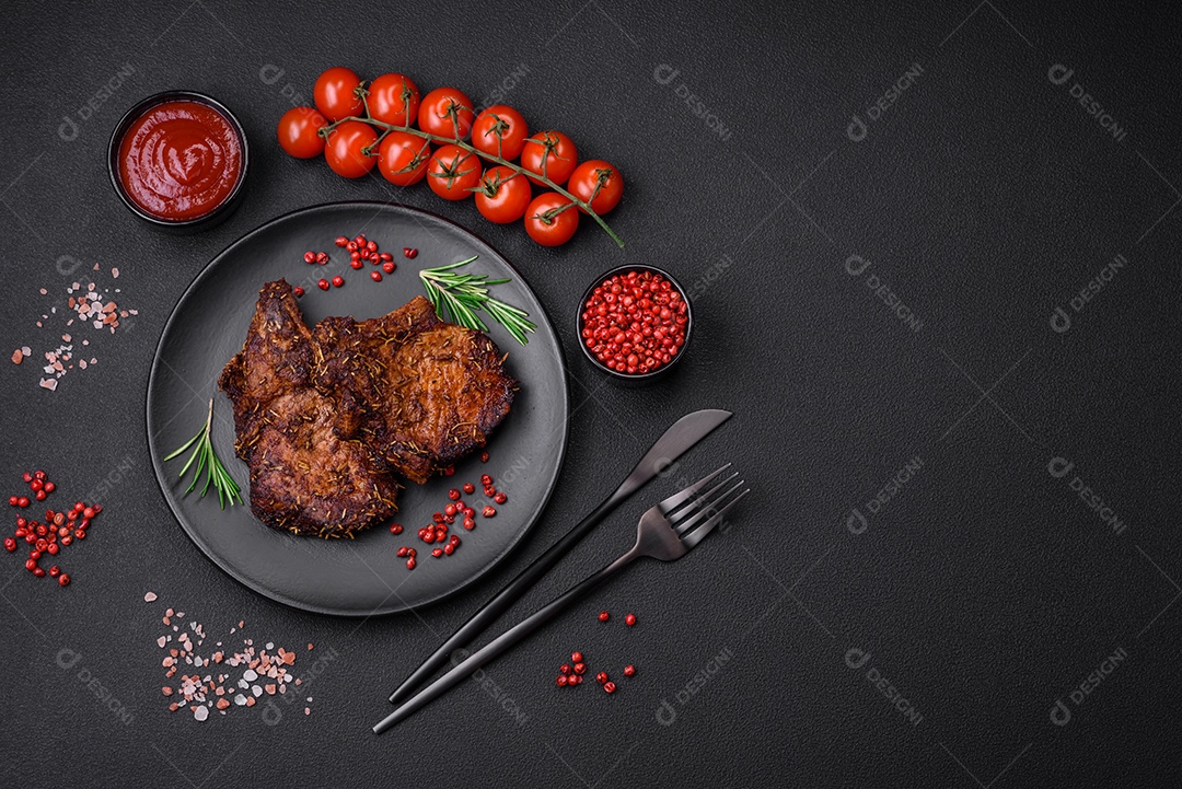 Deliciosas pernas de frango grelhado com especiarias e ervas em molho teriyaki sobre um fundo escuro de concreto